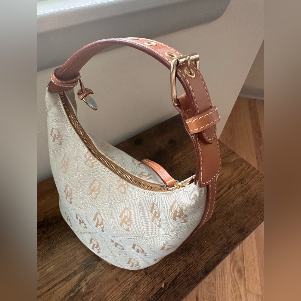Dooney&Bourke light blue zippered bucket handbag with belt style strap - Picture 8 of 16